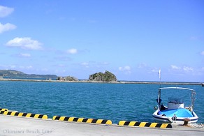 浜比嘉島の小さな漁港と海